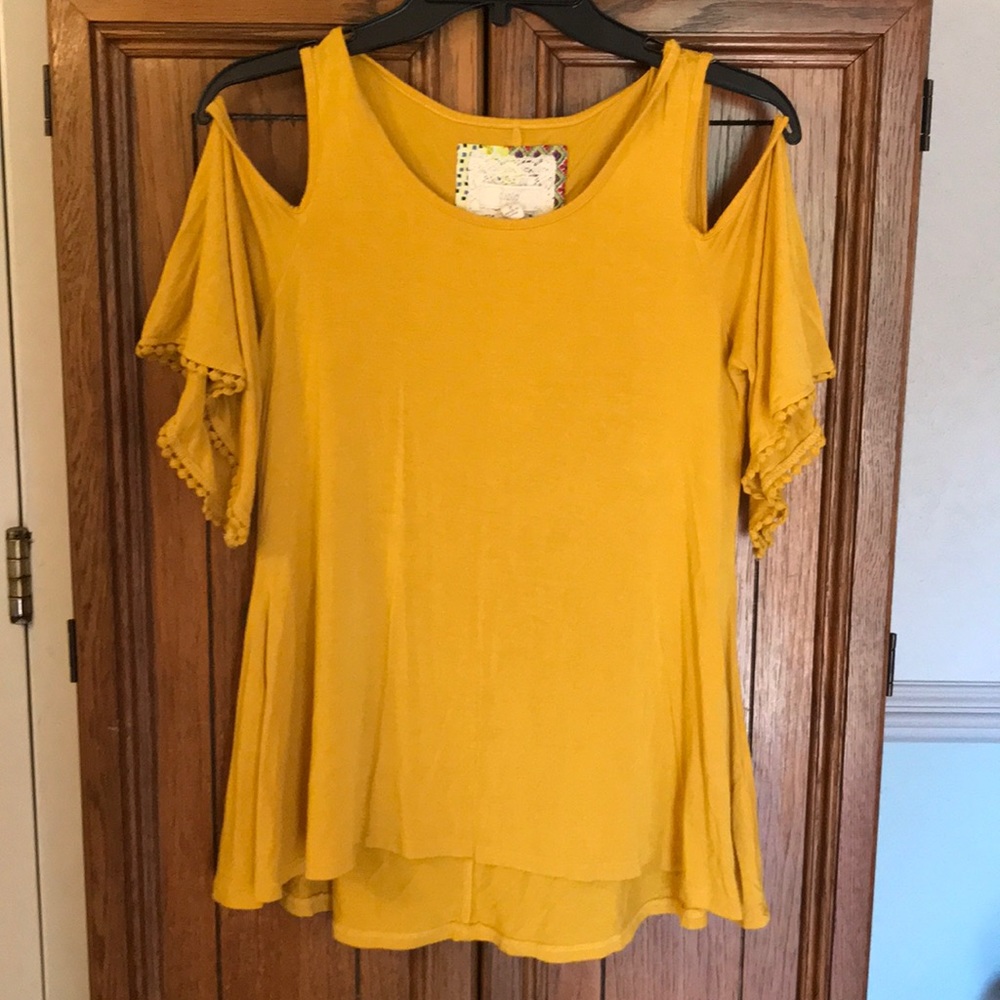 Cold-shoulder Tee